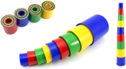 Цветна купчина пирамида от чашки