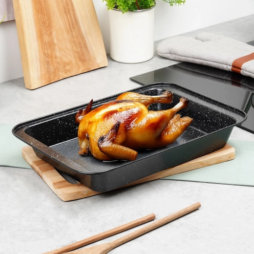 Високи ръбове за по-голям обем и чиста фурна