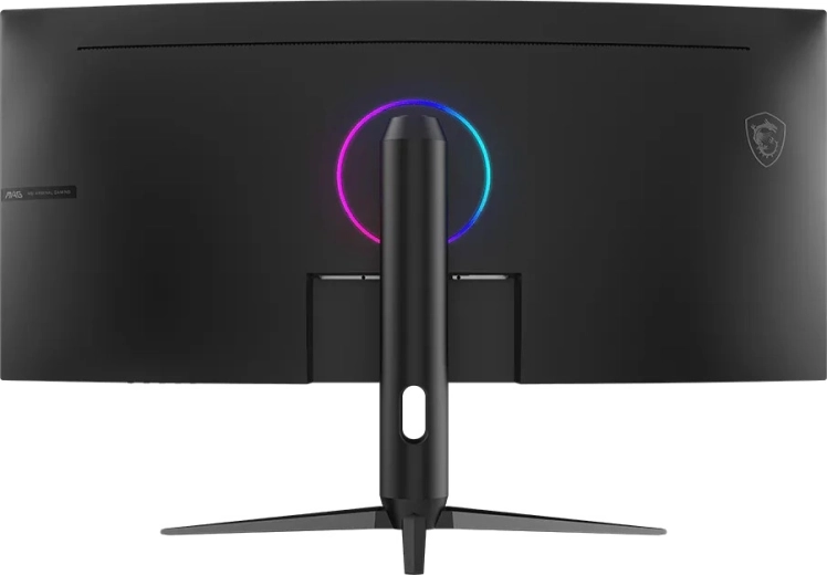 Извивка 1500R и геймърски дизайн с RGB елемент