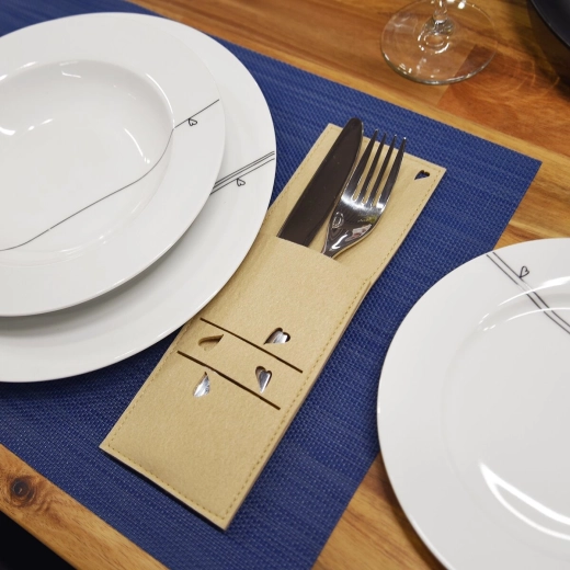 Practical pouch for an organized table setting
