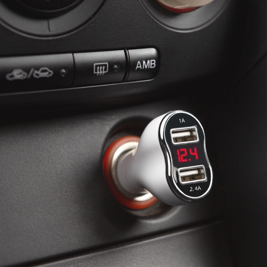 Адаптер за автомобилна запалка с два USB порта и измерване на напрежение и ток, бял