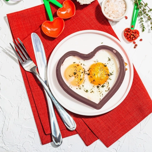 Perfectly shaped eggs and pancakes