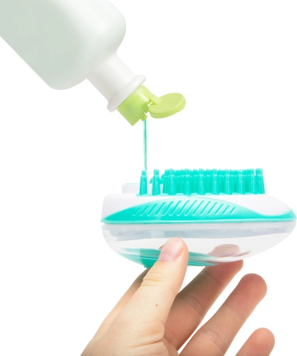 Bathing brush for pets with shampoo dispenser