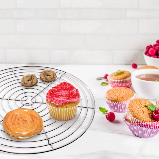 A helper for decorating and drying icing