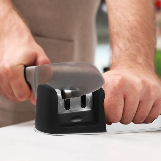 Safe and stable work on the kitchen counter