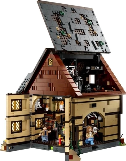 Opening cottage with detailed interior