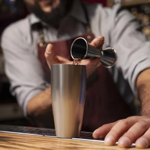 Precise measuring thanks to the 15/30 ml jigger