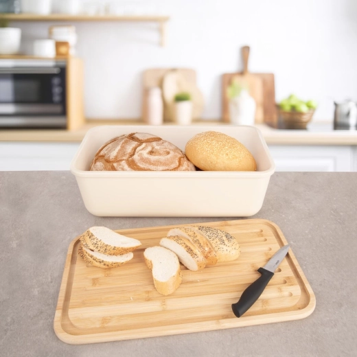Closed bread box for everyday bread storage