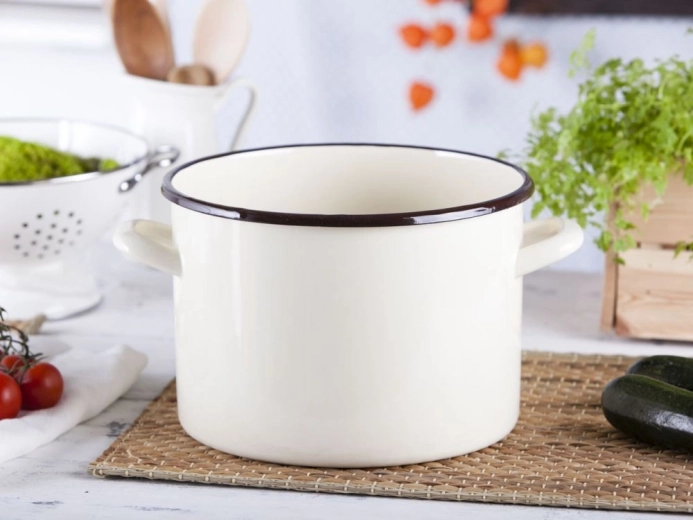 Large 7.5 L capacity for family cooking