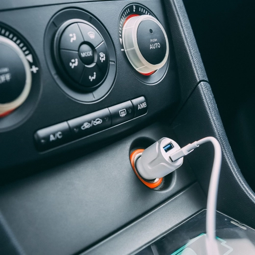 Адаптер за автомобилен запалител с 2 USB порта, 2,4 A, бял