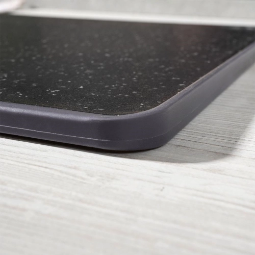 Non-slip edges for safe cutting