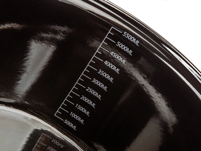 Internal measuring scale for precise dosing