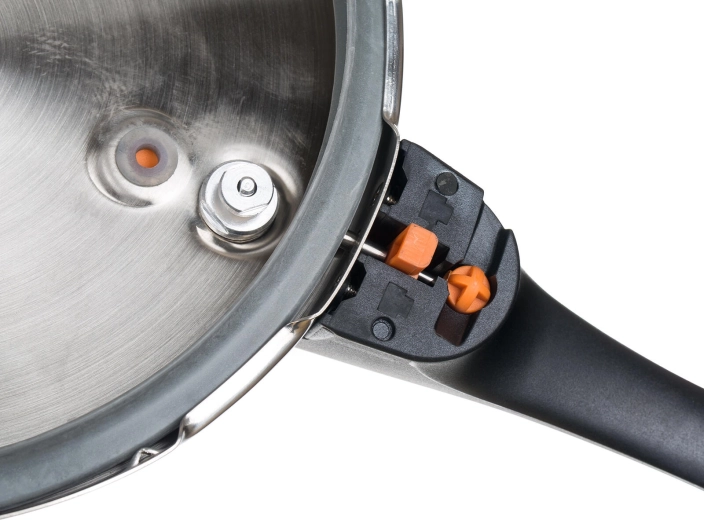 Safe locking with safety catch and working valve