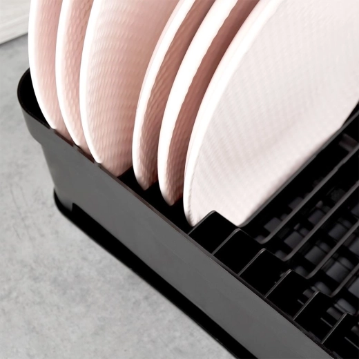 Място за до 11 чинии и пространство за чаши