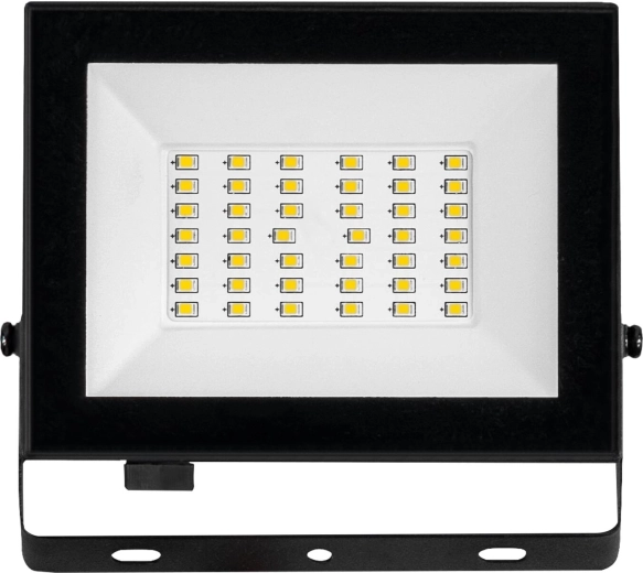 Wide and bright 2400 lm illumination