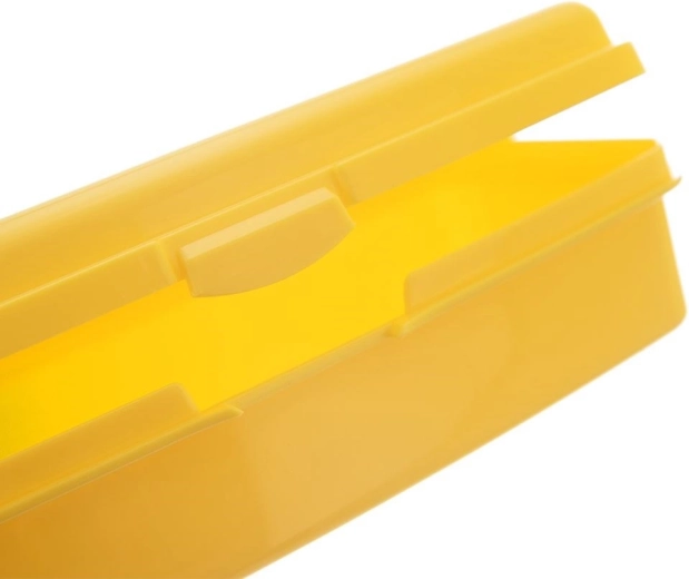 Secure closure with a sturdy clip