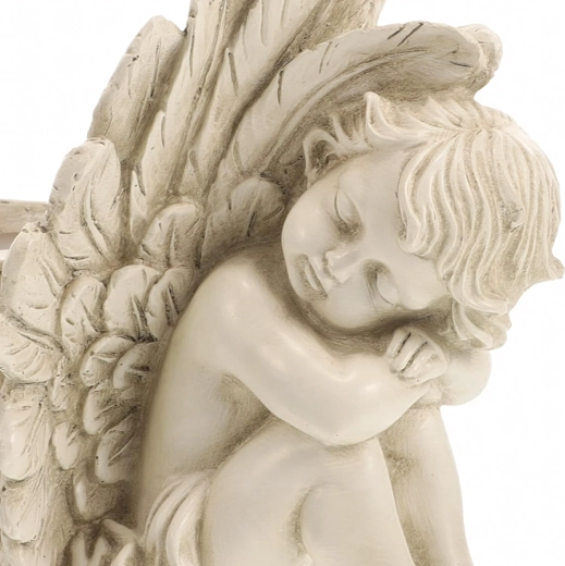 Delicate sculptural work and vintage look