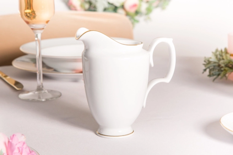 Timeless whiteness for everyday and festive tables