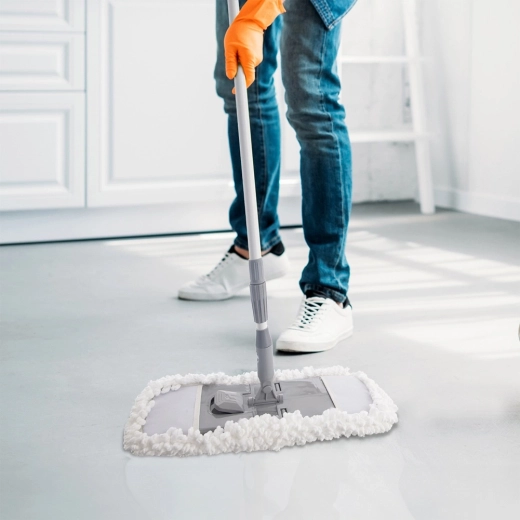 Flat cleaning surface for fast and even cleaning