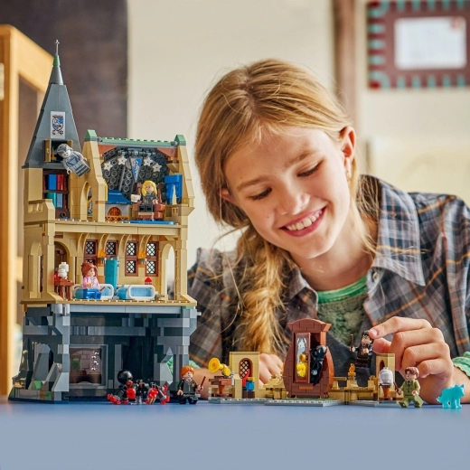 7 minifigures and lots of accessories