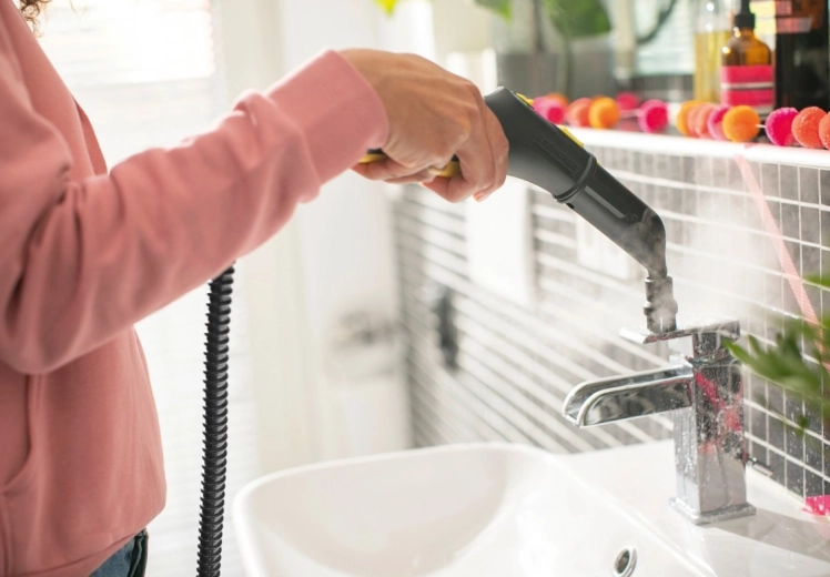 Flexible handheld nozzle for details