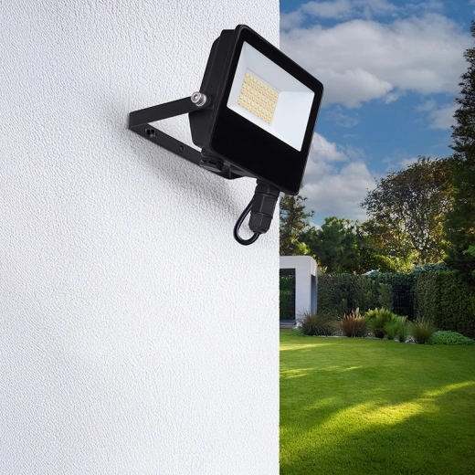Outdoor durability: IP65 and aluminum body
