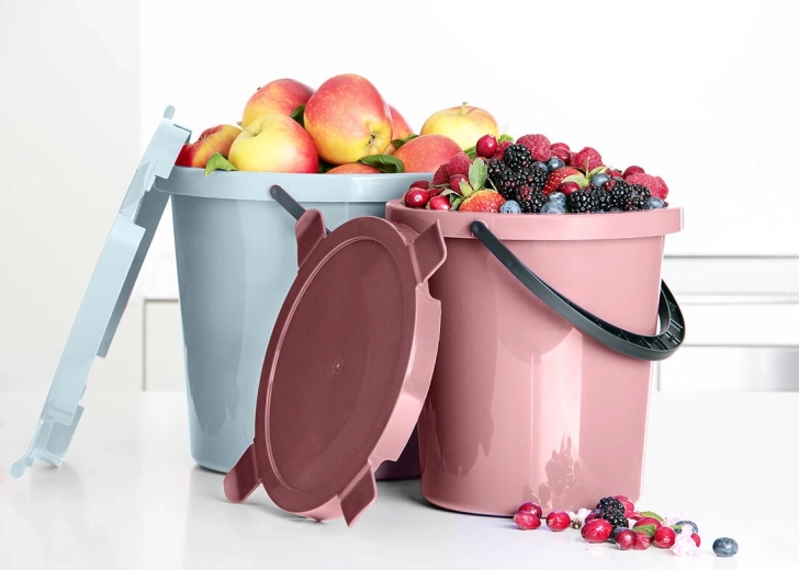 Secure lid with four hooks