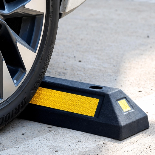 Rubber parking wheel stop 54 cm with reflective stripes
