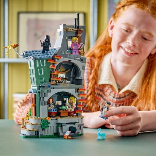 Play out scenes with 5 minifigures