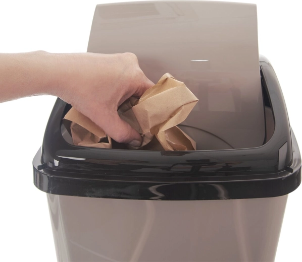Swing lid for quick disposal