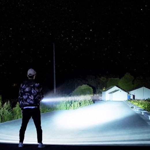 Beam range up to 300 m for better orientation in the dark