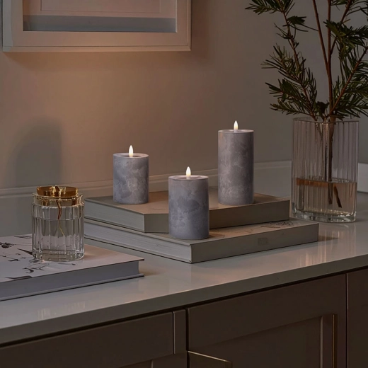 Grey marble decor and three heights for an elegant arrangement