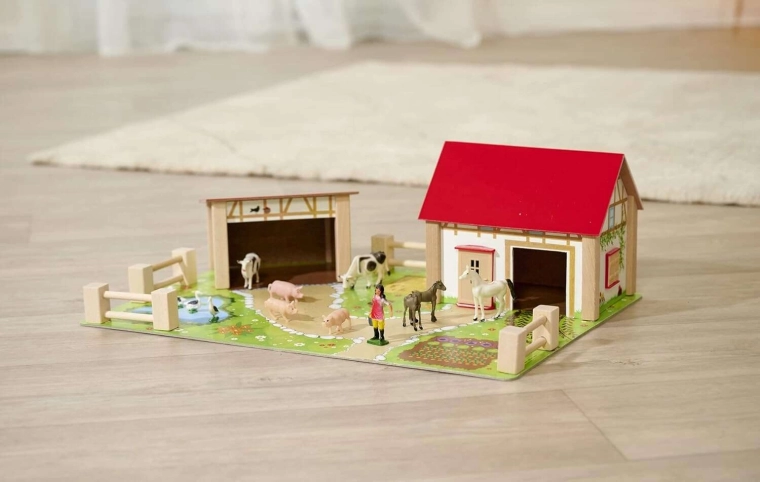 Цветна подложка с пътеки, езерце и градинка