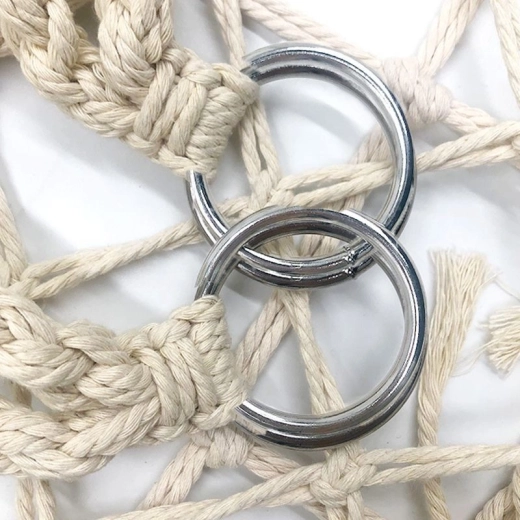 Easy hanging using metal rings