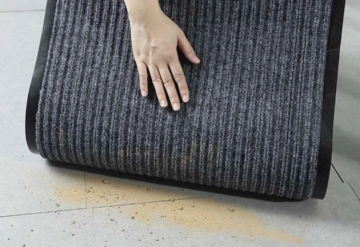 Traps dirt and moisture in the fibers