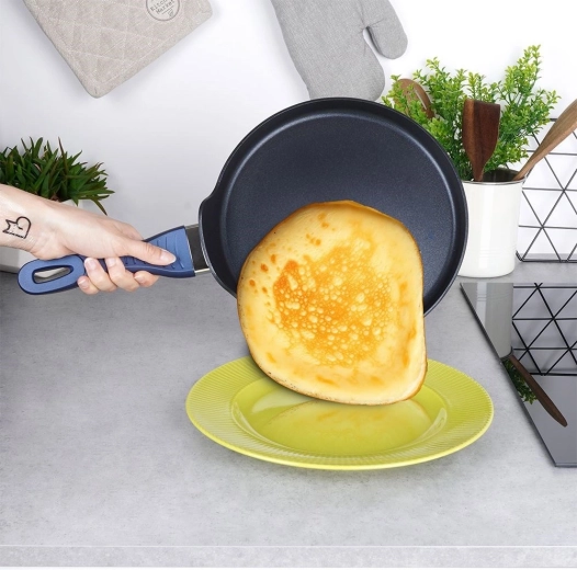 Diamond nonstick layer for easy flipping