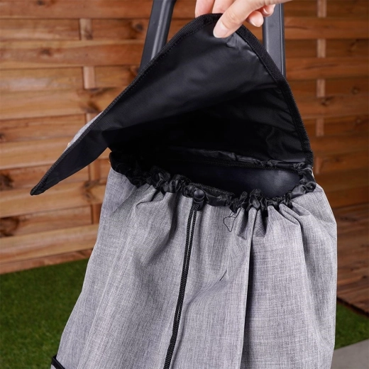 Spacious 40 L bag with secure closure