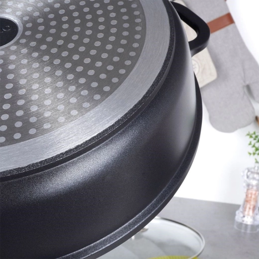 Съвместим с всички котлони, включително индукция