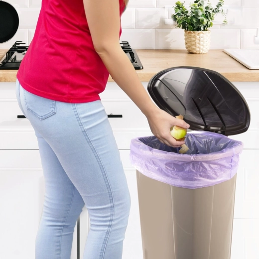 Practical 30 L capacity for everyday waste