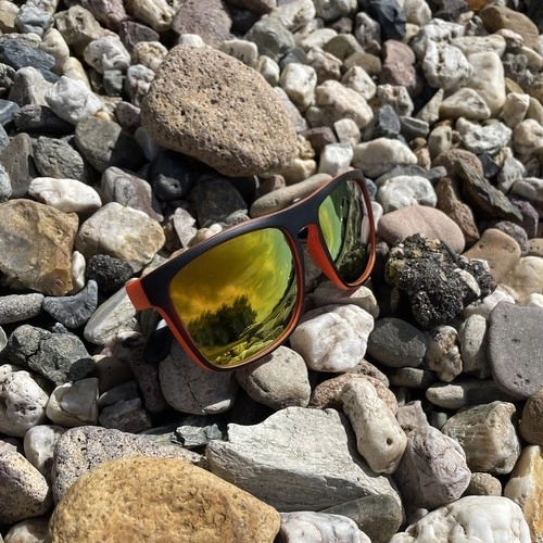 Mirrored lenses and unisex design