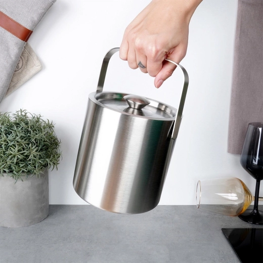 Lid and foldable handle for easy use