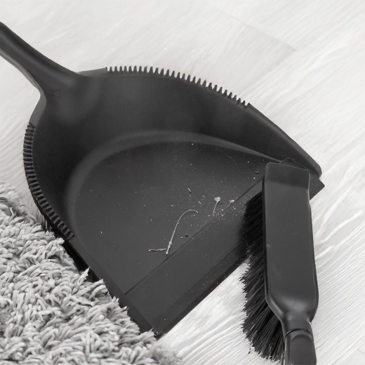 Practical comb for cleaning the brush