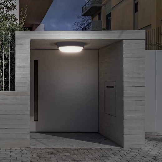 Pleasant neutral light and wide spread