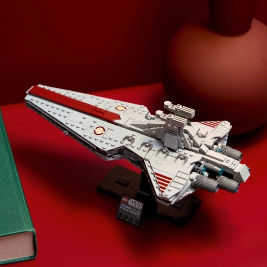 Stable display stand with nameplate