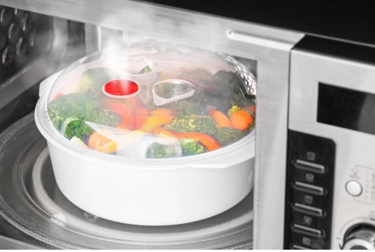 Steaming in a microwave oven