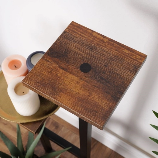 Качествени рафтове с дървесен декор