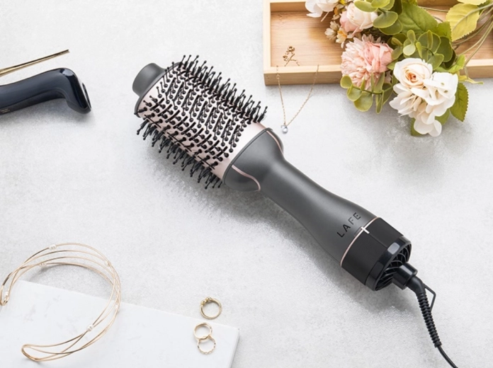 1200 W power for fast drying and styling