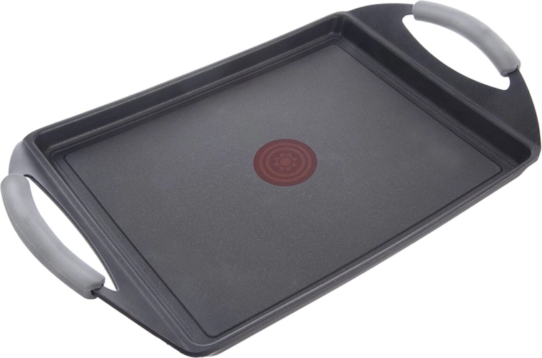 Large grilling surface with raised rim