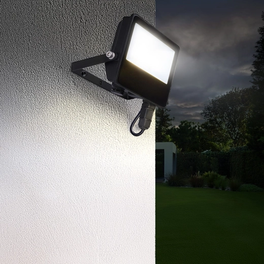 Wide light beam and fast installation