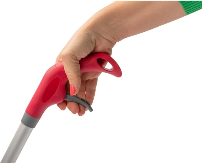 Spraying controlled from the handle